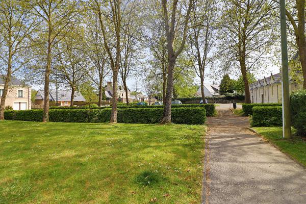 A VENDRE A AVRILLE - APPARTEMENT 2 CHAMBRES RESIDENCE AVEC ASCENSEUR 2 PLACES DE PARKING