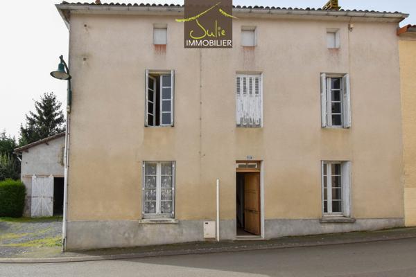 Proche Cerizay - Maison de bourg à rénover avec jardin