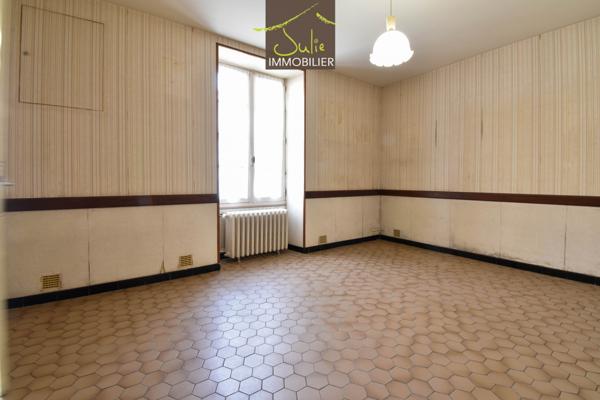 Proche Cerizay - Maison de bourg à rénover avec jardin