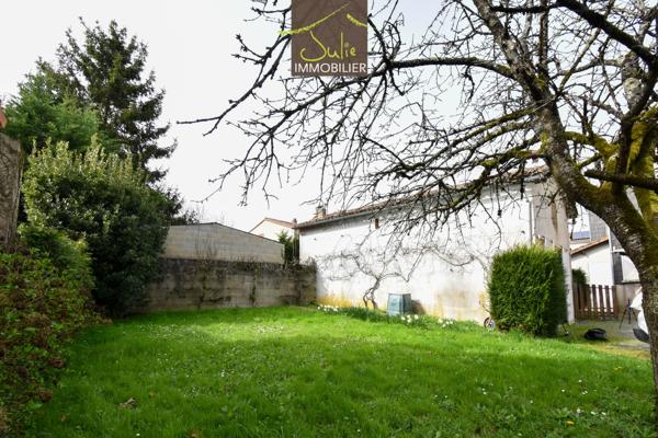 Proche Cerizay - Maison de bourg à rénover avec jardin