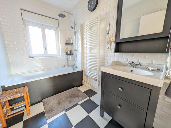 Maison familiale centre-bourg, Lezay 79120