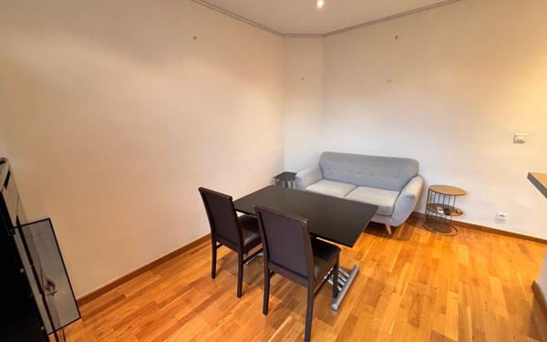 Appartement à vendre    2 pièces • 42,28 m2 Paris 17