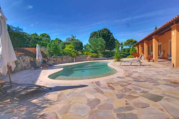 A vendre ! Maison avec VUE à LORGUES 200m² sur 4 000m² de terrain clos