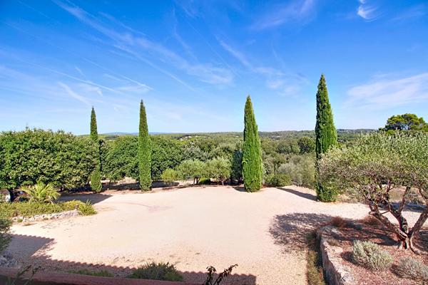 A vendre ! Maison avec VUE à LORGUES 200m² sur 4 000m² de terrain clos