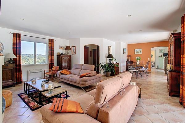 A vendre ! Maison avec VUE à LORGUES 200m² sur 4 000m² de terrain clos