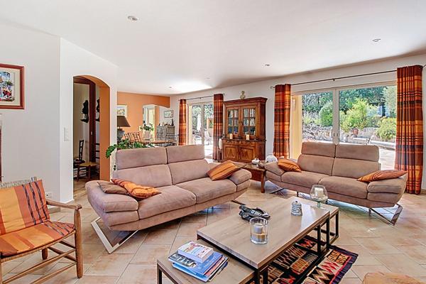 A vendre ! Maison avec VUE à LORGUES 200m² sur 4 000m² de terrain clos