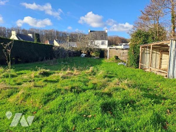 A VENDRE au bourg de PLEUVEN, un terrain à bâtir viabilisé d'une surface de 565 m² (bornage eff...