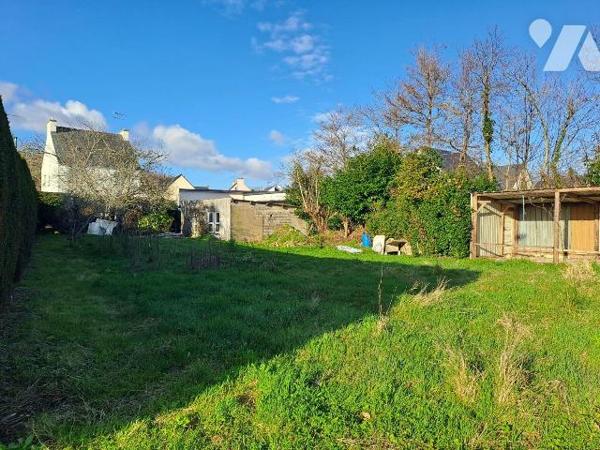 A VENDRE au bourg de PLEUVEN, un terrain à bâtir viabilisé d'une surface de 565 m² (bornage eff...