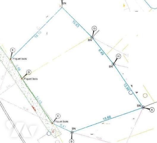 A VENDRE au bourg de PLEUVEN, un terrain à bâtir viabilisé d'une surface de 565 m² (bornage eff...