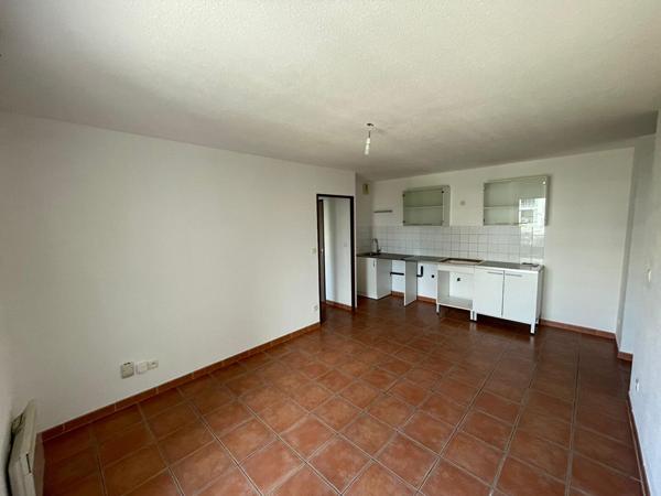 AVIGNON - PROCHE REMPARTS A PIED - EXTRA MUROS - ROUTE DE MONTFAVET - APPARTEMENT T3 DE 56 M²