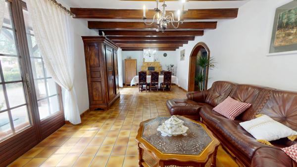 Maison lumineuse avec volume sur 7,18 ares