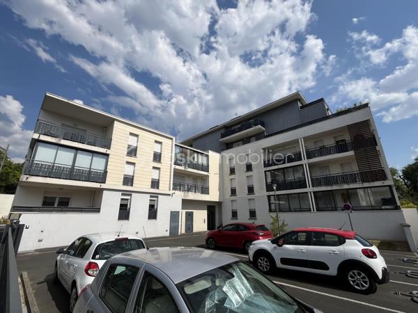 Au cœur d'un quartier récent et calme, Bel appartement T3 de 65 m2 environ dans une résidence de standing de 2016 avec locataires sérieux en place.

Situé au bord du parc de la Rabiere, à 3 min à pied du Tram et du bus, et à proximité immediate de toutes commodités ce bel appartement de 65 m2, au RDC surélevé, est composé de la façon suivante :
une entrée avec cellier, un salon, 2 chambres, une cuisine aménagée ouverte sur la piece de vie, une salle d'eau, un wc, un grand balcon-terrasse

Une place de parking privative en sous sol complète ce bien

Chauffage et eau chaude individuel avec chaudière gaz
Volets roulants électriques
DPE C

Loyer actuel 700 e CC  (650 de revenu locatif pour le propriétaire)
Bail courant jusqu'en février 2029
Charges de copro 85e/mois