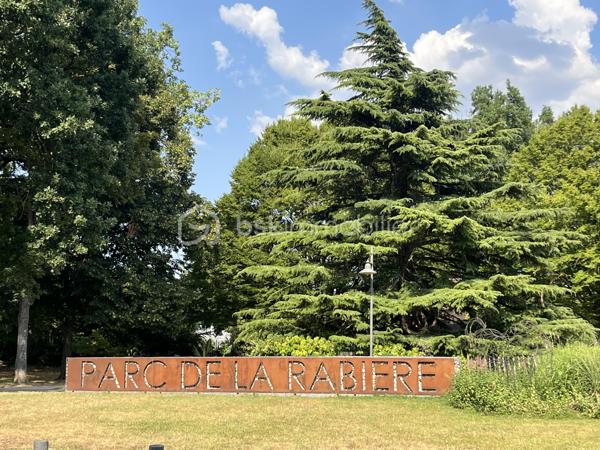Au cœur d'un quartier récent et calme, Bel appartement T3 de 65 m2 environ dans une résidence de standing de 2016 avec locataires sérieux en place.

Situé au bord du parc de la Rabiere, à 3 min à pied du Tram et du bus, et à proximité immediate de toutes commodités ce bel appartement de 65 m2, au RDC surélevé, est composé de la façon suivante :
une entrée avec cellier, un salon, 2 chambres, une cuisine aménagée ouverte sur la piece de vie, une salle d'eau, un wc, un grand balcon-terrasse

Une place de parking privative en sous sol complète ce bien

Chauffage et eau chaude individuel avec chaudière gaz
Volets roulants électriques
DPE C

Loyer actuel 700 e CC  (650 de revenu locatif pour le propriétaire)
Bail courant jusqu'en février 2029
Charges de copro 85e/mois
