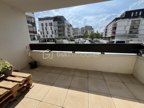 Au cœur d'un quartier récent et calme, Bel appartement T3 de 65 m2 environ dans une résidence de standing de 2016 avec locataires sérieux en place.

Situé au bord du parc de la Rabiere, à 3 min à pied du Tram et du bus, et à proximité immediate de toutes commodités ce bel appartement de 65 m2, au RDC surélevé, est composé de la façon suivante :
une entrée avec cellier, un salon, 2 chambres, une cuisine aménagée ouverte sur la piece de vie, une salle d'eau, un wc, un grand balcon-terrasse

Une place de parking privative en sous sol complète ce bien

Chauffage et eau chaude individuel avec chaudière gaz
Volets roulants électriques
DPE C

Loyer actuel 700 e CC  (650 de revenu locatif pour le propriétaire)
Bail courant jusqu'en février 2029
Charges de copro 85e/mois