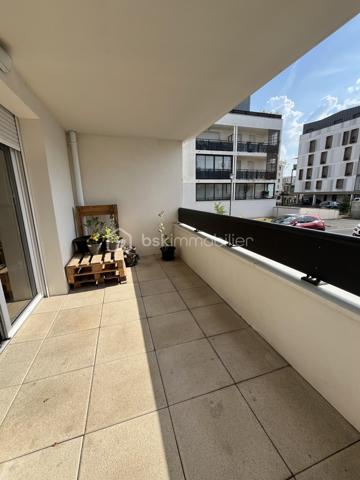 Au cœur d'un quartier récent et calme, Bel appartement T3 de 65 m2 environ dans une résidence de standing de 2016 avec locataires sérieux en place.

Situé au bord du parc de la Rabiere, à 3 min à pied du Tram et du bus, et à proximité immediate de toutes commodités ce bel appartement de 65 m2, au RDC surélevé, est composé de la façon suivante :
une entrée avec cellier, un salon, 2 chambres, une cuisine aménagée ouverte sur la piece de vie, une salle d'eau, un wc, un grand balcon-terrasse

Une place de parking privative en sous sol complète ce bien

Chauffage et eau chaude individuel avec chaudière gaz
Volets roulants électriques
DPE C

Loyer actuel 700 e CC  (650 de revenu locatif pour le propriétaire)
Bail courant jusqu'en février 2029
Charges de copro 85e/mois