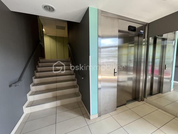 Au cœur d'un quartier récent et calme, Bel appartement T3 de 65 m2 environ dans une résidence de standing de 2016 avec locataires sérieux en place.

Situé au bord du parc de la Rabiere, à 3 min à pied du Tram et du bus, et à proximité immediate de toutes commodités ce bel appartement de 65 m2, au RDC surélevé, est composé de la façon suivante :
une entrée avec cellier, un salon, 2 chambres, une cuisine aménagée ouverte sur la piece de vie, une salle d'eau, un wc, un grand balcon-terrasse

Une place de parking privative en sous sol complète ce bien

Chauffage et eau chaude individuel avec chaudière gaz
Volets roulants électriques
DPE C

Loyer actuel 700 e CC  (650 de revenu locatif pour le propriétaire)
Bail courant jusqu'en février 2029
Charges de copro 85e/mois