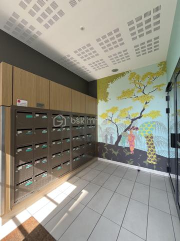 Au cœur d'un quartier récent et calme, Bel appartement T3 de 65 m2 environ dans une résidence de standing de 2016 avec locataires sérieux en place.

Situé au bord du parc de la Rabiere, à 3 min à pied du Tram et du bus, et à proximité immediate de toutes commodités ce bel appartement de 65 m2, au RDC surélevé, est composé de la façon suivante :
une entrée avec cellier, un salon, 2 chambres, une cuisine aménagée ouverte sur la piece de vie, une salle d'eau, un wc, un grand balcon-terrasse

Une place de parking privative en sous sol complète ce bien

Chauffage et eau chaude individuel avec chaudière gaz
Volets roulants électriques
DPE C

Loyer actuel 700 e CC  (650 de revenu locatif pour le propriétaire)
Bail courant jusqu'en février 2029
Charges de copro 85e/mois