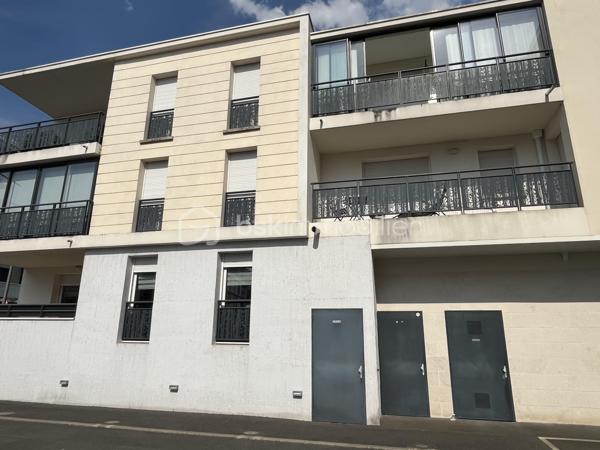 Au cœur d'un quartier récent et calme, Bel appartement T3 de 65 m2 environ dans une résidence de standing de 2016 avec locataires sérieux en place.

Situé au bord du parc de la Rabiere, à 3 min à pied du Tram et du bus, et à proximité immediate de toutes commodités ce bel appartement de 65 m2, au RDC surélevé, est composé de la façon suivante :
une entrée avec cellier, un salon, 2 chambres, une cuisine aménagée ouverte sur la piece de vie, une salle d'eau, un wc, un grand balcon-terrasse

Une place de parking privative en sous sol complète ce bien

Chauffage et eau chaude individuel avec chaudière gaz
Volets roulants électriques
DPE C

Loyer actuel 700 e CC  (650 de revenu locatif pour le propriétaire)
Bail courant jusqu'en février 2029
Charges de copro 85e/mois