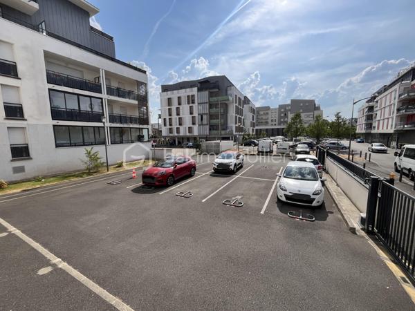Au cœur d'un quartier récent et calme, Bel appartement T3 de 65 m2 environ dans une résidence de standing de 2016 avec locataires sérieux en place.

Situé au bord du parc de la Rabiere, à 3 min à pied du Tram et du bus, et à proximité immediate de toutes commodités ce bel appartement de 65 m2, au RDC surélevé, est composé de la façon suivante :
une entrée avec cellier, un salon, 2 chambres, une cuisine aménagée ouverte sur la piece de vie, une salle d'eau, un wc, un grand balcon-terrasse

Une place de parking privative en sous sol complète ce bien

Chauffage et eau chaude individuel avec chaudière gaz
Volets roulants électriques
DPE C

Loyer actuel 700 e CC  (650 de revenu locatif pour le propriétaire)
Bail courant jusqu'en février 2029
Charges de copro 85e/mois