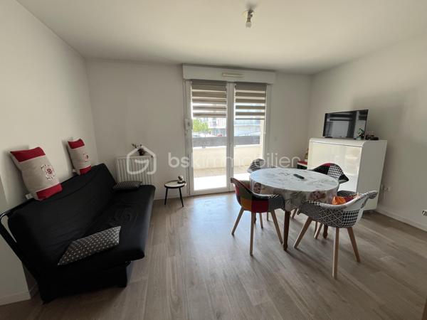 Au cœur d'un quartier récent et calme, Bel appartement T3 de 65 m2 environ dans une résidence de standing de 2016 avec locataires sérieux en place.

Situé au bord du parc de la Rabiere, à 3 min à pied du Tram et du bus, et à proximité immediate de toutes commodités ce bel appartement de 65 m2, au RDC surélevé, est composé de la façon suivante :
une entrée avec cellier, un salon, 2 chambres, une cuisine aménagée ouverte sur la piece de vie, une salle d'eau, un wc, un grand balcon-terrasse

Une place de parking privative en sous sol complète ce bien

Chauffage et eau chaude individuel avec chaudière gaz
Volets roulants électriques
DPE C

Loyer actuel 700 e CC  (650 de revenu locatif pour le propriétaire)
Bail courant jusqu'en février 2029
Charges de copro 85e/mois