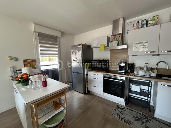 Au cœur d'un quartier récent et calme, Bel appartement T3 de 65 m2 environ dans une résidence de standing de 2016 avec locataires sérieux en place.

Situé au bord du parc de la Rabiere, à 3 min à pied du Tram et du bus, et à proximité immediate de toutes commodités ce bel appartement de 65 m2, au RDC surélevé, est composé de la façon suivante :
une entrée avec cellier, un salon, 2 chambres, une cuisine aménagée ouverte sur la piece de vie, une salle d'eau, un wc, un grand balcon-terrasse

Une place de parking privative en sous sol complète ce bien

Chauffage et eau chaude individuel avec chaudière gaz
Volets roulants électriques
DPE C

Loyer actuel 700 e CC  (650 de revenu locatif pour le propriétaire)
Bail courant jusqu'en février 2029
Charges de copro 85e/mois