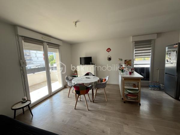 Au cœur d'un quartier récent et calme, Bel appartement T3 de 65 m2 environ dans une résidence de standing de 2016 avec locataires sérieux en place.

Situé au bord du parc de la Rabiere, à 3 min à pied du Tram et du bus, et à proximité immediate de toutes commodités ce bel appartement de 65 m2, au RDC surélevé, est composé de la façon suivante :
une entrée avec cellier, un salon, 2 chambres, une cuisine aménagée ouverte sur la piece de vie, une salle d'eau, un wc, un grand balcon-terrasse

Une place de parking privative en sous sol complète ce bien

Chauffage et eau chaude individuel avec chaudière gaz
Volets roulants électriques
DPE C

Loyer actuel 700 e CC  (650 de revenu locatif pour le propriétaire)
Bail courant jusqu'en février 2029
Charges de copro 85e/mois