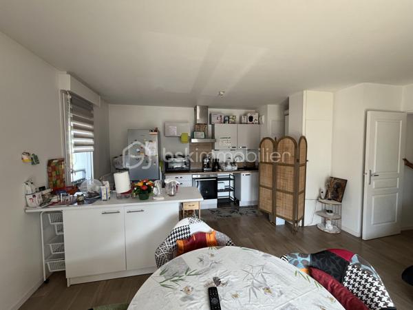 Au cœur d'un quartier récent et calme, Bel appartement T3 de 65 m2 environ dans une résidence de standing de 2016 avec locataires sérieux en place.

Situé au bord du parc de la Rabiere, à 3 min à pied du Tram et du bus, et à proximité immediate de toutes commodités ce bel appartement de 65 m2, au RDC surélevé, est composé de la façon suivante :
une entrée avec cellier, un salon, 2 chambres, une cuisine aménagée ouverte sur la piece de vie, une salle d'eau, un wc, un grand balcon-terrasse

Une place de parking privative en sous sol complète ce bien

Chauffage et eau chaude individuel avec chaudière gaz
Volets roulants électriques
DPE C

Loyer actuel 700 e CC  (650 de revenu locatif pour le propriétaire)
Bail courant jusqu'en février 2029
Charges de copro 85e/mois