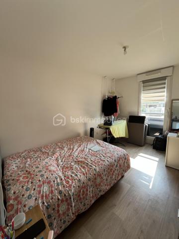 Au cœur d'un quartier récent et calme, Bel appartement T3 de 65 m2 environ dans une résidence de standing de 2016 avec locataires sérieux en place.

Situé au bord du parc de la Rabiere, à 3 min à pied du Tram et du bus, et à proximité immediate de toutes commodités ce bel appartement de 65 m2, au RDC surélevé, est composé de la façon suivante :
une entrée avec cellier, un salon, 2 chambres, une cuisine aménagée ouverte sur la piece de vie, une salle d'eau, un wc, un grand balcon-terrasse

Une place de parking privative en sous sol complète ce bien

Chauffage et eau chaude individuel avec chaudière gaz
Volets roulants électriques
DPE C

Loyer actuel 700 e CC  (650 de revenu locatif pour le propriétaire)
Bail courant jusqu'en février 2029
Charges de copro 85e/mois