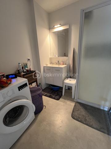 Au cœur d'un quartier récent et calme, Bel appartement T3 de 65 m2 environ dans une résidence de standing de 2016 avec locataires sérieux en place.

Situé au bord du parc de la Rabiere, à 3 min à pied du Tram et du bus, et à proximité immediate de toutes commodités ce bel appartement de 65 m2, au RDC surélevé, est composé de la façon suivante :
une entrée avec cellier, un salon, 2 chambres, une cuisine aménagée ouverte sur la piece de vie, une salle d'eau, un wc, un grand balcon-terrasse

Une place de parking privative en sous sol complète ce bien

Chauffage et eau chaude individuel avec chaudière gaz
Volets roulants électriques
DPE C

Loyer actuel 700 e CC  (650 de revenu locatif pour le propriétaire)
Bail courant jusqu'en février 2029
Charges de copro 85e/mois