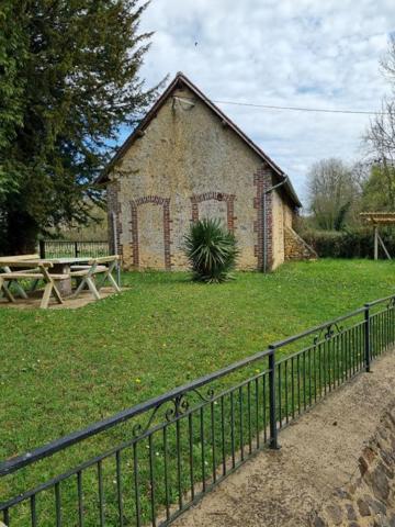 MAISON ANCIENNE A RENOVER DANS UN CADRE BUCOLIQUE