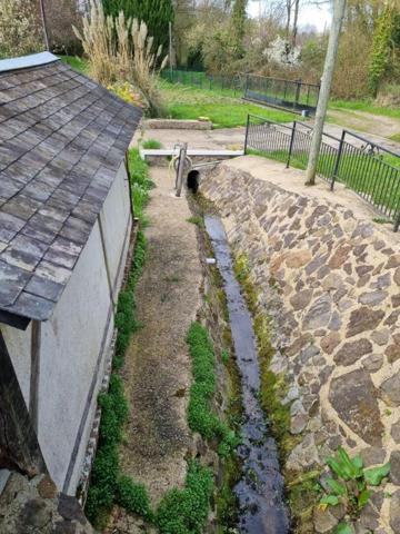 MAISON ANCIENNE A RENOVER DANS UN CADRE BUCOLIQUE