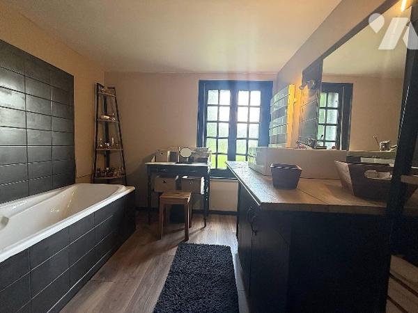 A 10 MN D'YVETOT, maison mitoyenne d'1côté de plain pied d'~51m² sur un terrain d'~460m², 1chambre.