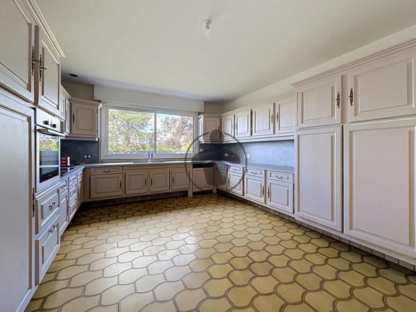 Location                                                      Maison
                        
                     8 pièces                      227 m2                     à Gricourt