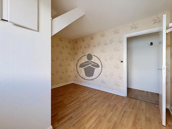 Location                                                      Maison
                        
                     8 pièces                      227 m2                     à Gricourt