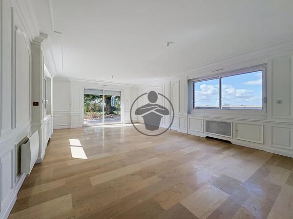 Location                                                      Maison
                        
                     8 pièces                      227 m2                     à Gricourt