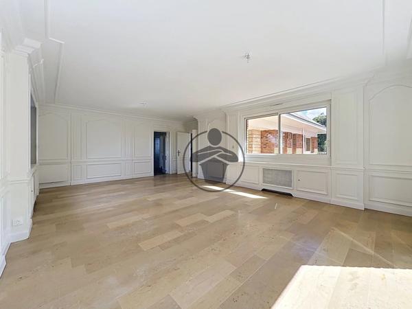 Location                                                      Maison
                        
                     8 pièces                      227 m2                     à Gricourt