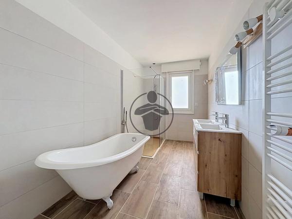 Location                                                      Maison
                        
                     8 pièces                      227 m2                     à Gricourt