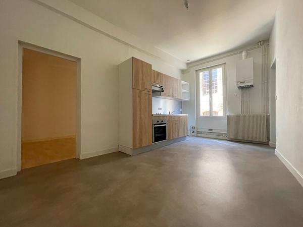 AGEN CENTRE VILLE - IMMEUBLE DE RAPPORT LOCATIF EN PIERRE COMPRENANT 4 APPARTEMENTS ET 1 LOCAL COMMERCIAL