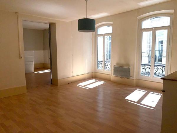 AGEN CENTRE VILLE - IMMEUBLE DE RAPPORT LOCATIF EN PIERRE COMPRENANT 4 APPARTEMENTS ET 1 LOCAL COMMERCIAL