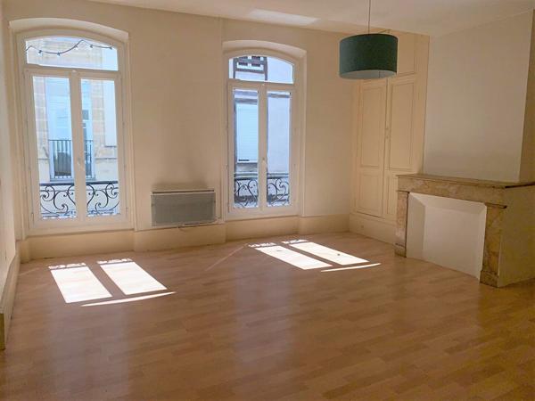 AGEN CENTRE VILLE - IMMEUBLE DE RAPPORT LOCATIF EN PIERRE COMPRENANT 4 APPARTEMENTS ET 1 LOCAL COMMERCIAL