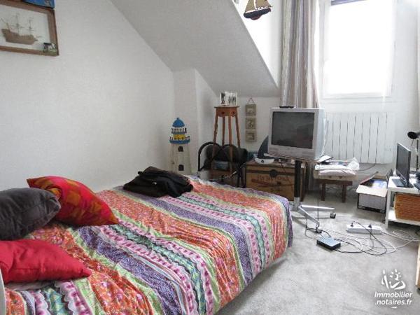 MONTIVILLIERS centre, immeuble de rapport mixte comprenant 1 local professionnel et 3 appartements.