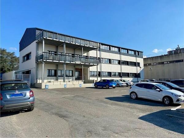 Auch - Local rénové 297m2 -11 bureaux avec parkings, clim, accès PMR
