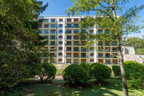 Appartement
         4 pièces
        - 82 m² 585 000 € *