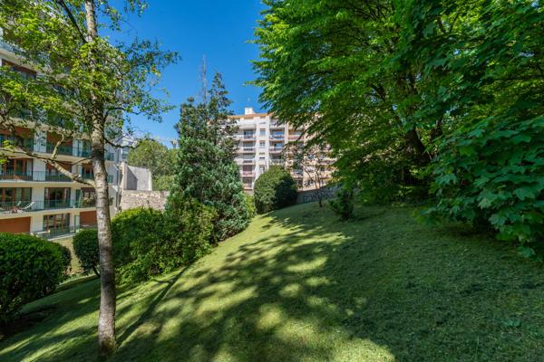 Appartement
         4 pièces
        - 82 m² 585 000 € *