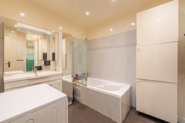 Appartement
         4 pièces
        - 82 m² 585 000 € *