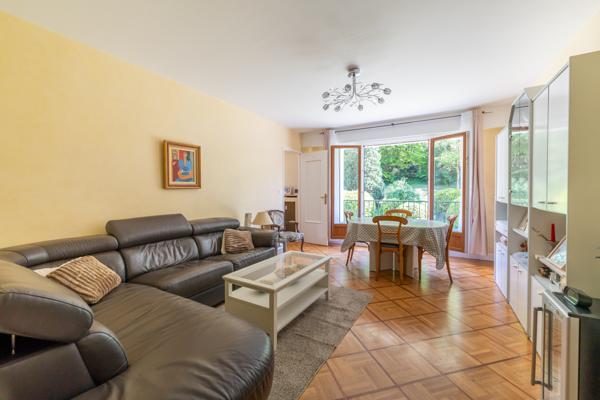 Appartement
         4 pièces
        - 82 m² 585 000 € *