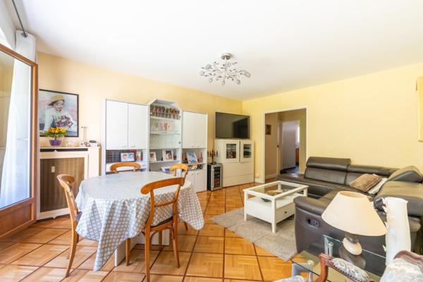 Appartement
         4 pièces
        - 82 m² 585 000 € *