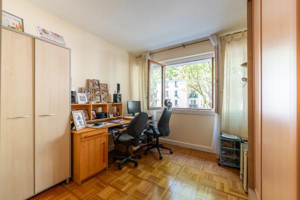 Appartement
         4 pièces
        - 82 m² 585 000 € *