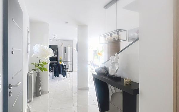 Maison à vendre    6 pièces •  Pia