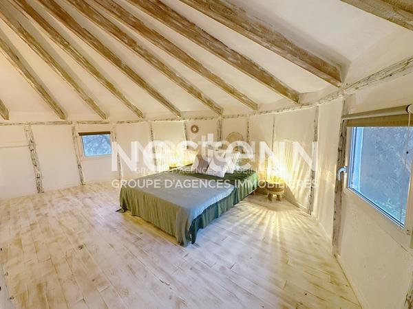 Ensemble immobilier avec deux cabanes de gardians sur parc de 1,17 ha avec piscine